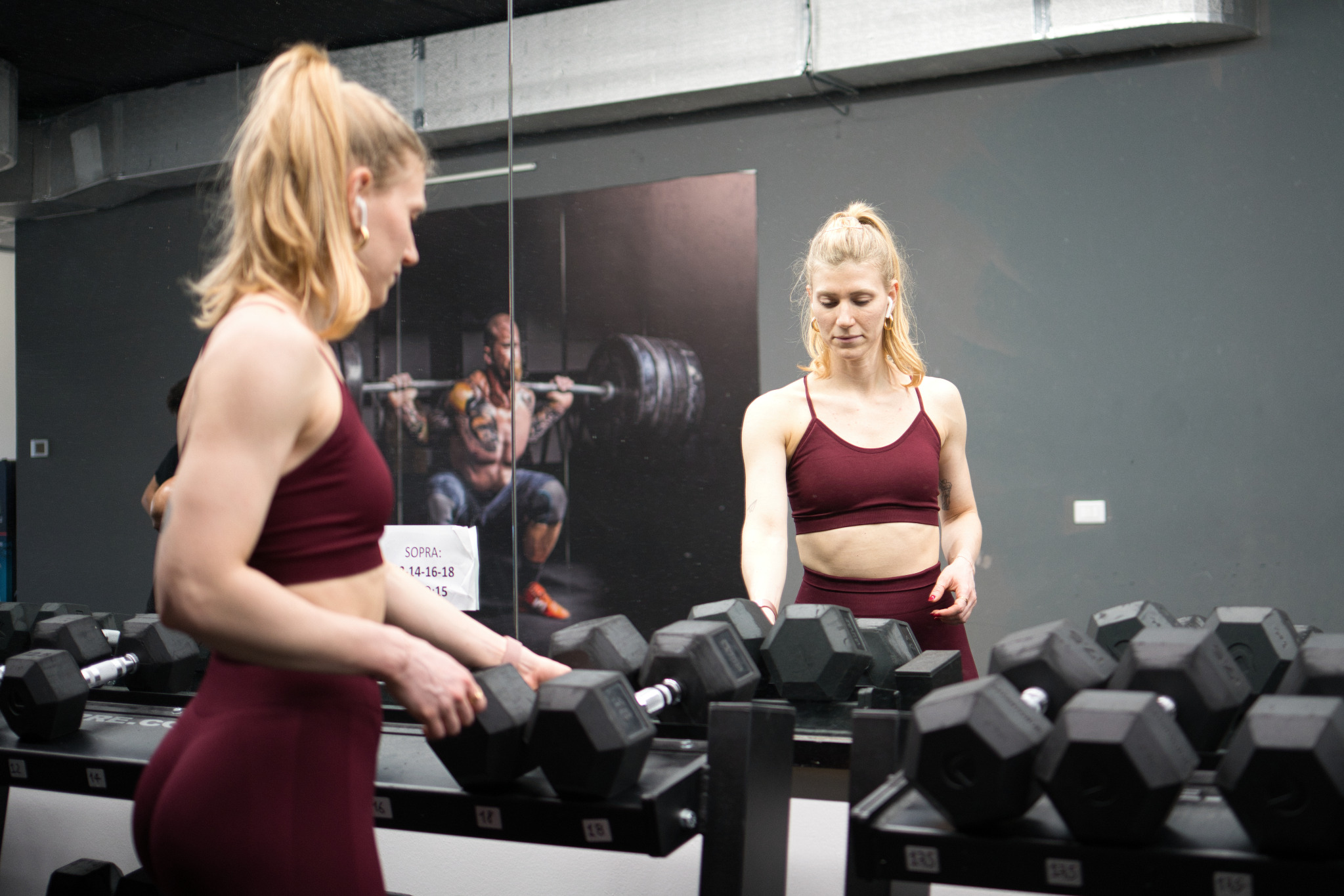 Allenamento femminile nella sala manubri RippedBody