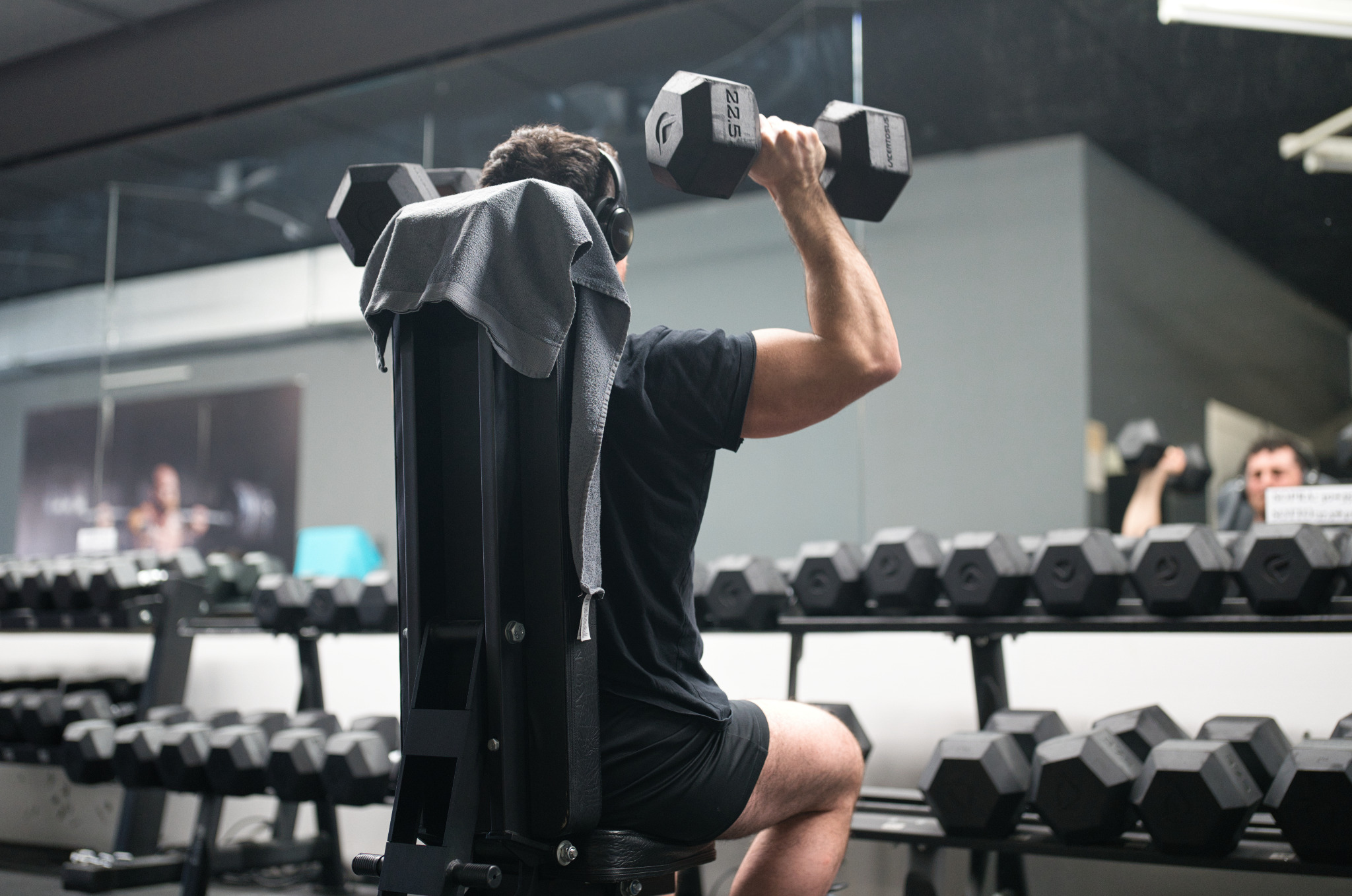 Allenamento con manubri nella sala pesi RippedBody