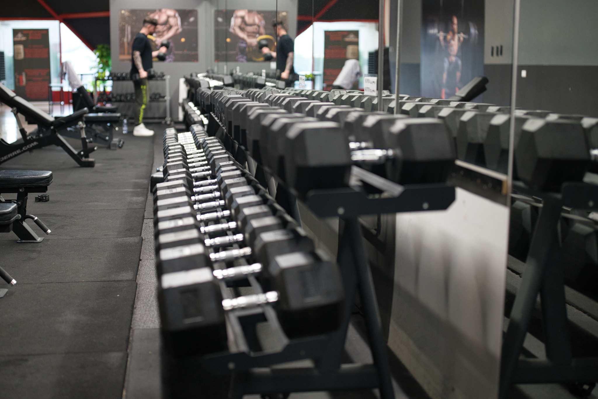 Attrezzature e manubri nella palestra RippedBody